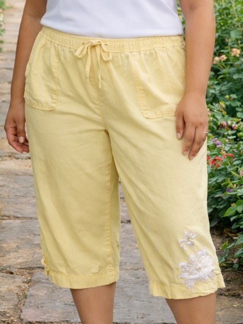 Stephanie Rogers yellow Embroidered cropped pull on elastic waist Size XL
